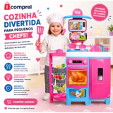 Cozinha infantil grande com geladeira