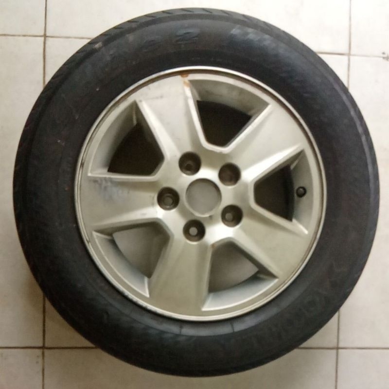 Roda de kia 5 furos,aro 15 excelente condição+pneu médio meia V.