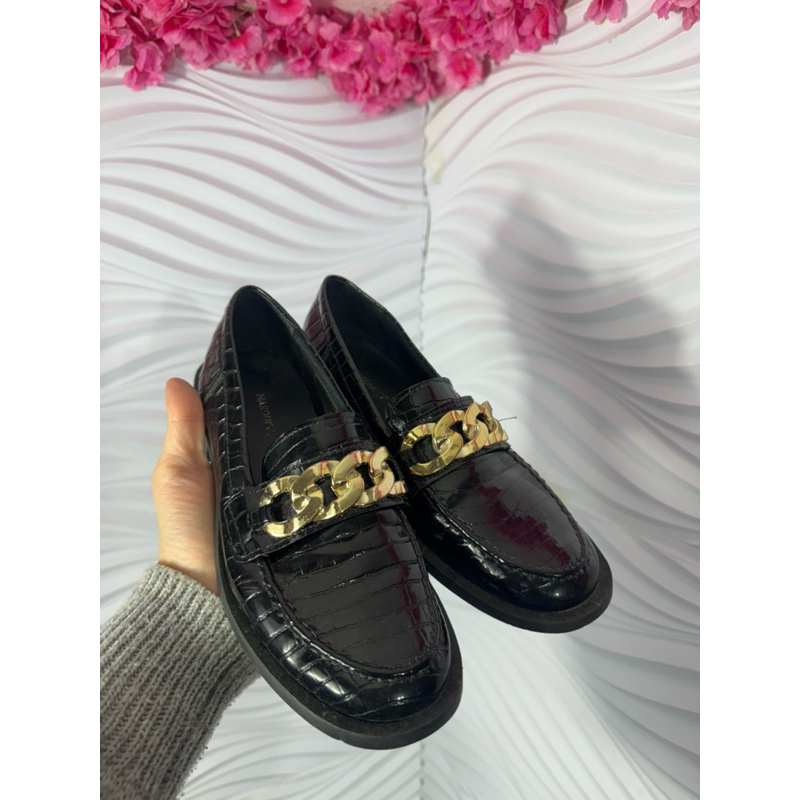 ✨ Mocassim Tratorado Verniz Croco com Corrente Dourada NARDUCCI
