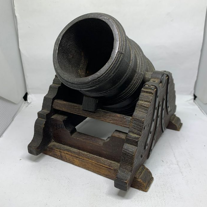Canhão Antigo de Madeira e Ferro com referências da coroa real, 22x18x22 cm peça única, antiquario