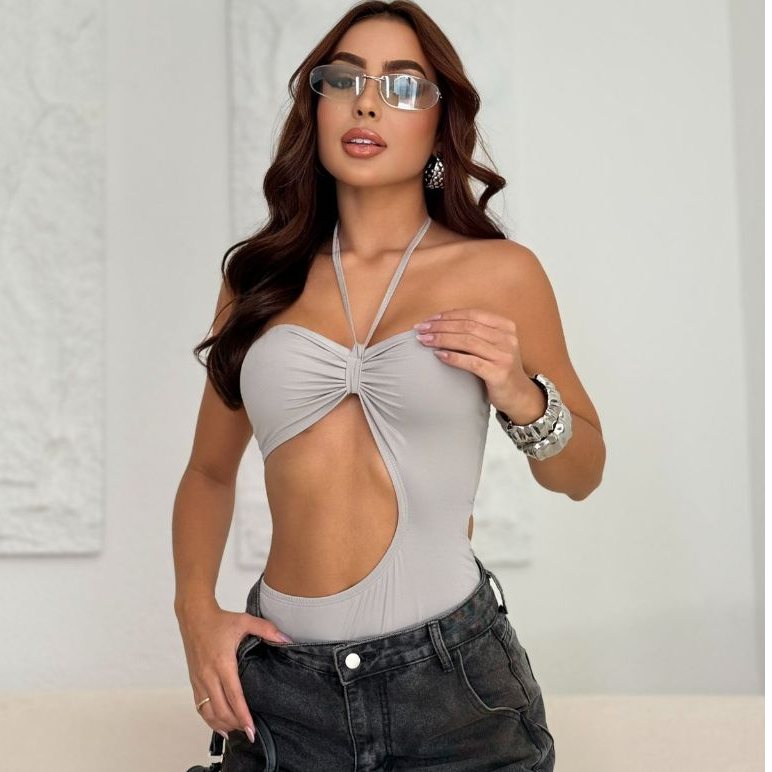 BODY FEMININO ASSIMÉTRICO COM AMARRAÇÃO NO PESCOÇO TENDÊNCIA GRINGA EM POLIAMIDA