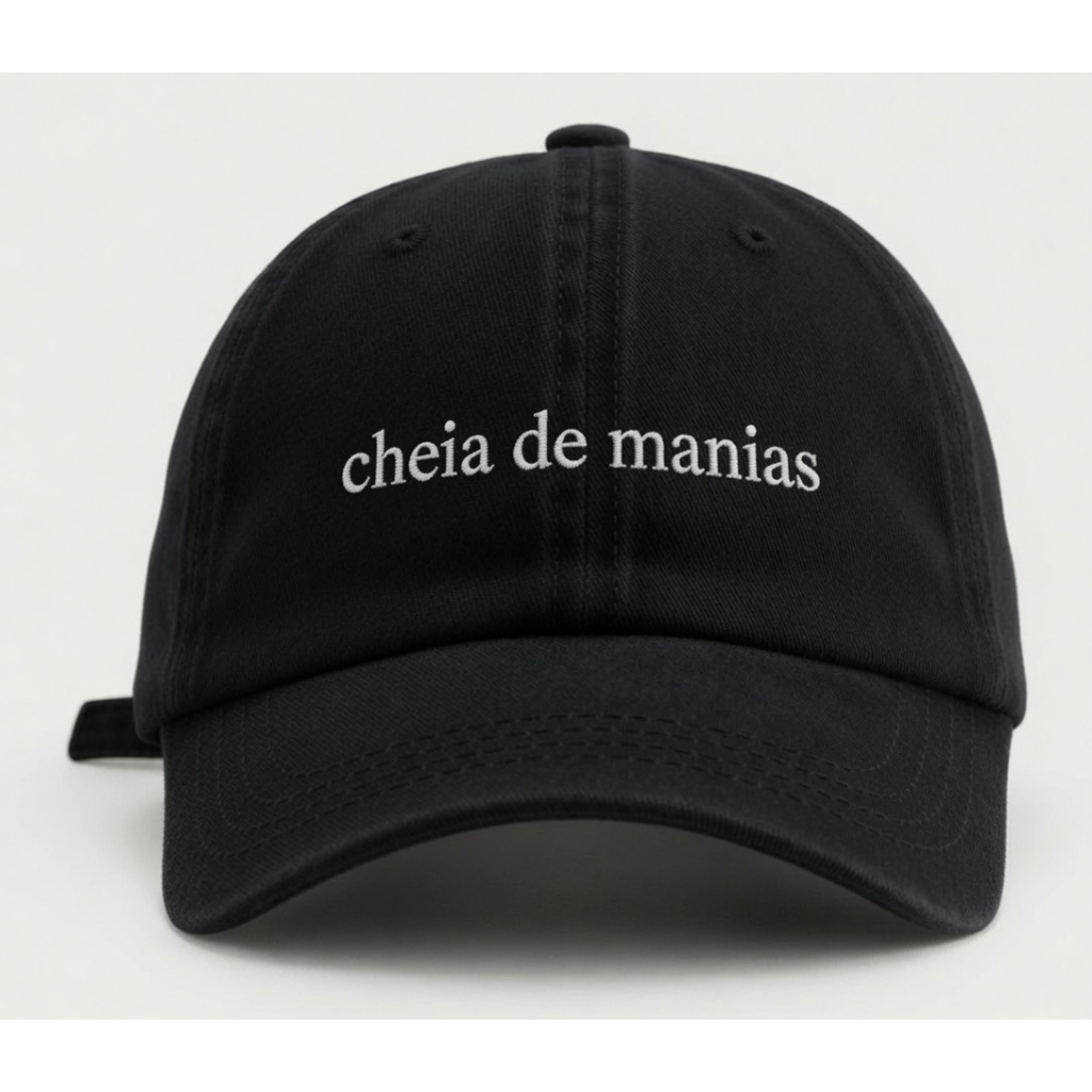 Boné Baseball feminino Preto Cheia de Manias Aba Curva | Estilo Minimalista Cursivo | Uso Diário