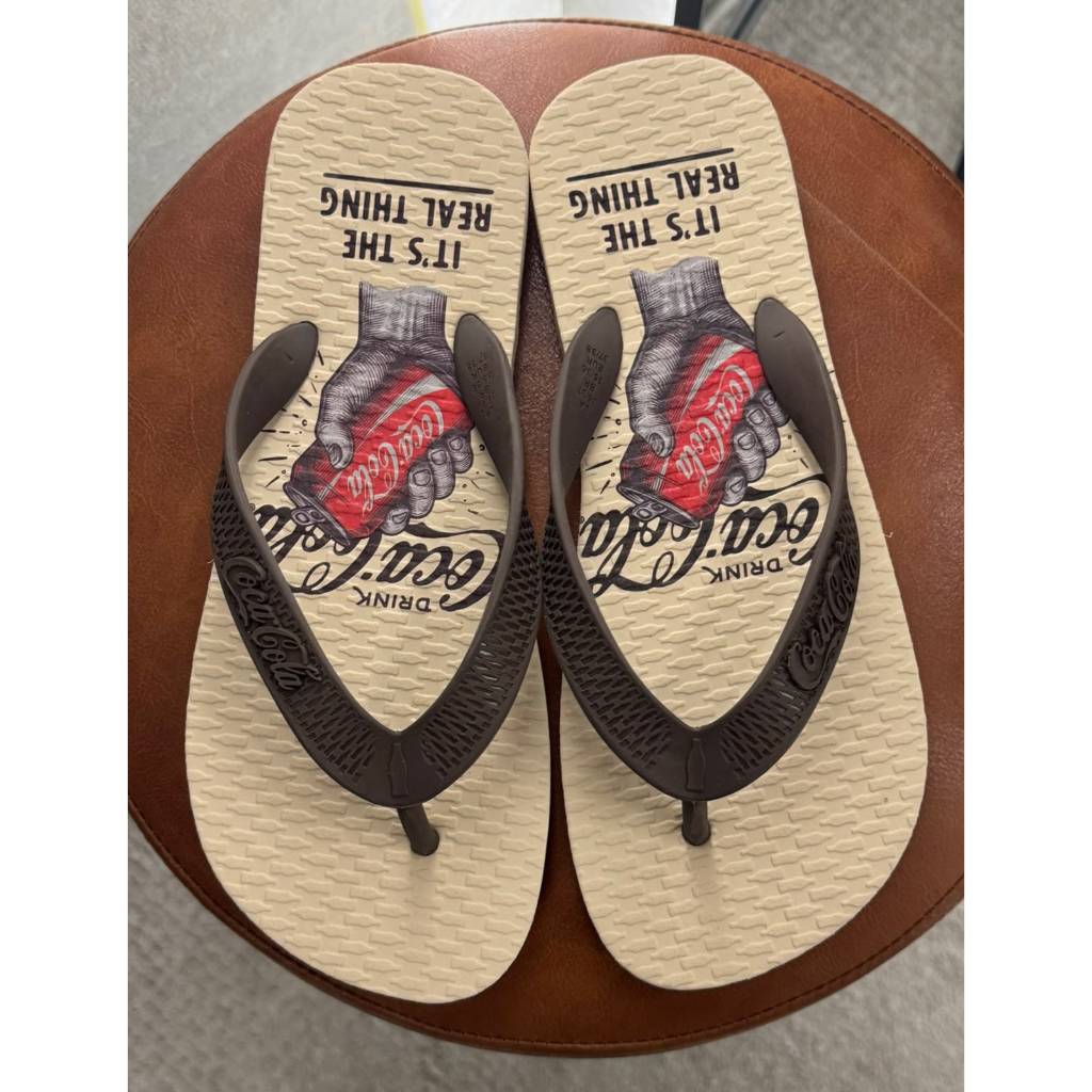 CHINELO MASCULINO COCA-COLA HANDLE OFF WHITE MARROM ESTAMPADO CASUAL PRAIA PISCINA VERÃO