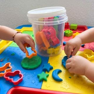 Kit Brinca & Cria – Massinha de Modelar 6 Cores + 4 Moldes Coloridos Sortidos  + Baldinho Infantil