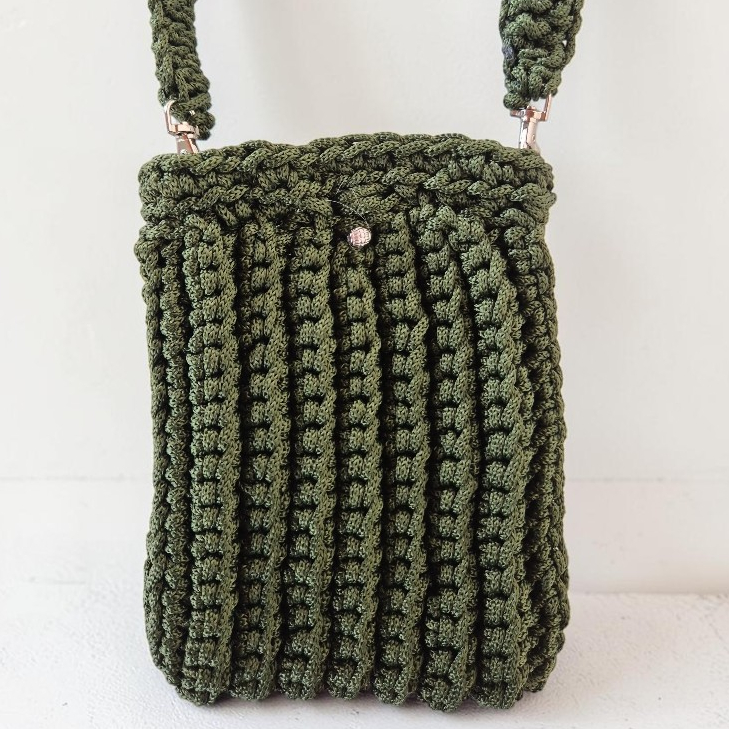 Bolsa Transversal de Crochê Fio Náutico Verde Militar Mini Bolsa Feminina Artesanal Porta Celular Alça Longa