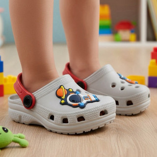 Sandália Infantil Masculino com Enfeite. Leve e Confortável, Ideal para o dia a dia.
