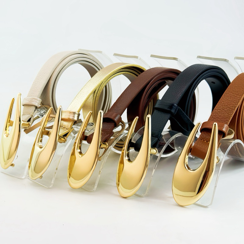 cinto de Couro feminino com fivela de metal, com um design adequado para ocasiões casuais