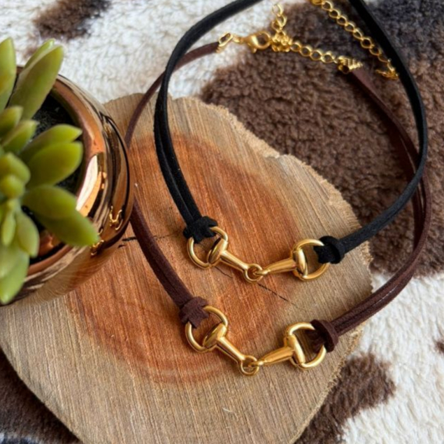 Colar Chocker Country Camurça Courino bridão pingente ferradura cavalo bota turquesa miçangas pedras coloridas