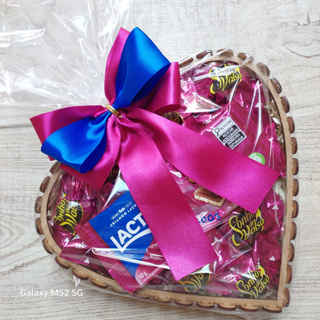 Cesta de Chocolate Com Bombom e Barra / Presente Aniversário/Dia das Mães / Páscoa Com Cartão em Oferta na Shopee