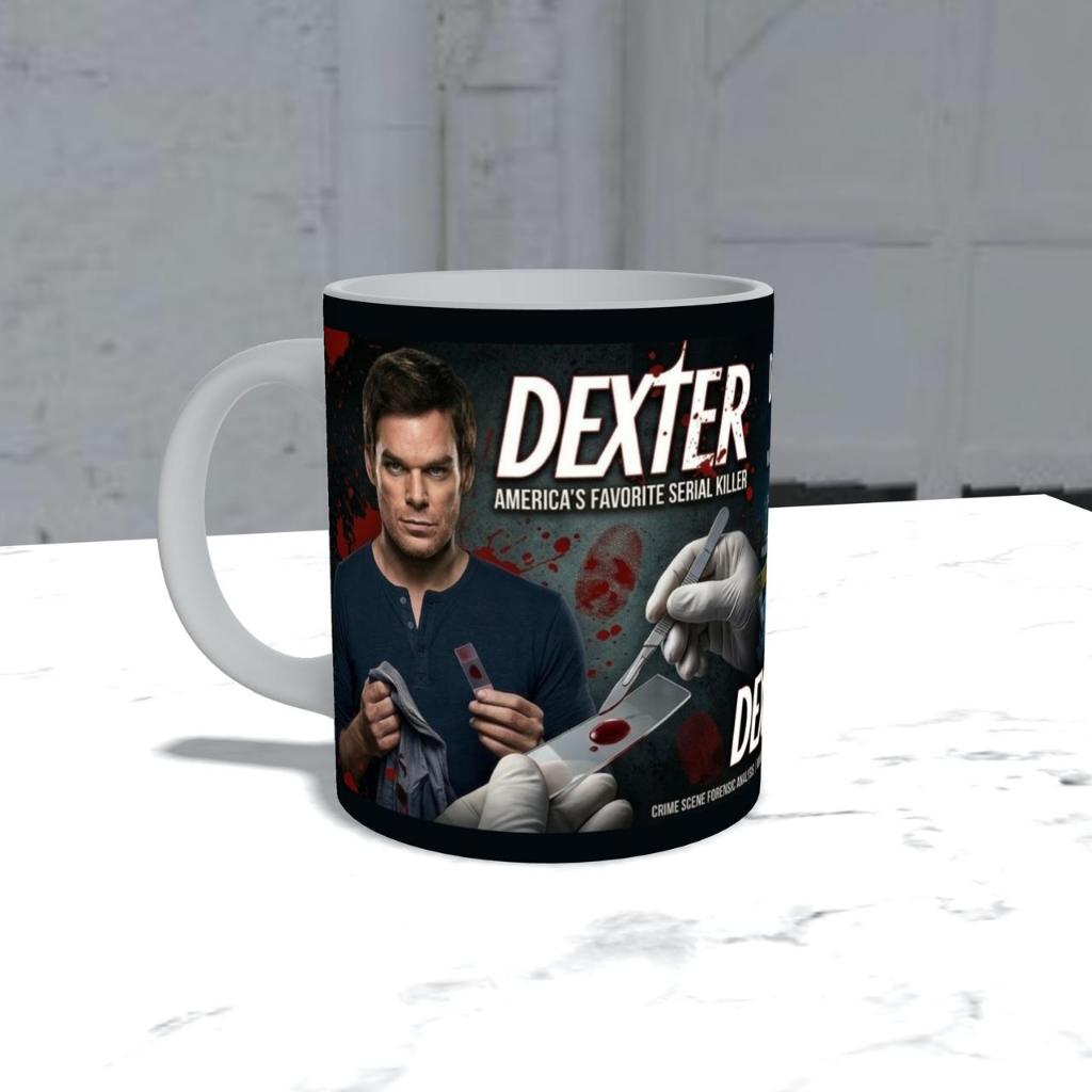 Caneca Dexter Morgan 325ml | Série Dexter | Presente Criativo Geek