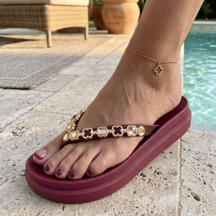 Sandália Feminina Rasteira com Pedras Brilho Luxo Chinelo Dedo Estiloso Confortável Moda Elegante