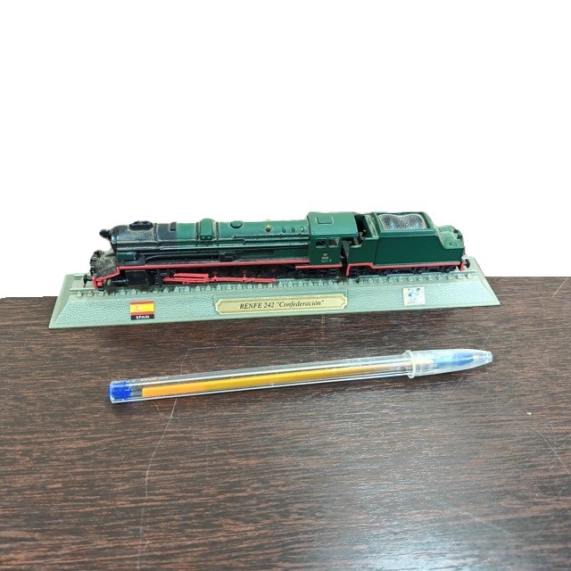 Miniatura Colecionável Antiga Locomotiva 20x4x3,5cm 105g