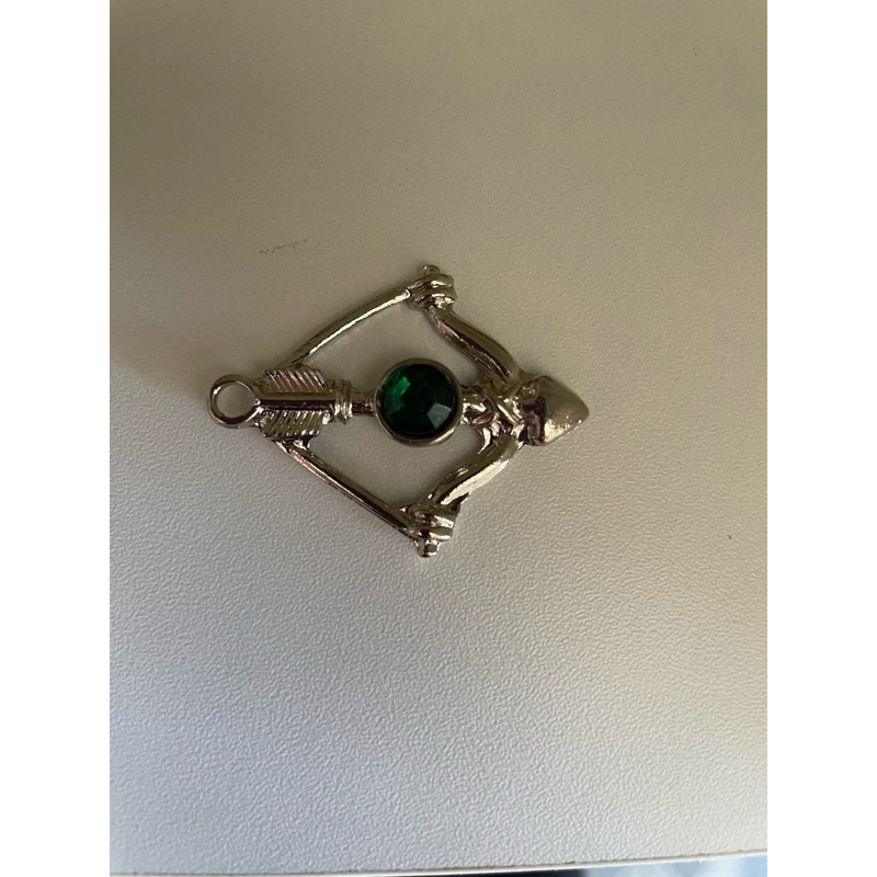 Pingente Arco e Flecha com Pedra Verde Decorativo