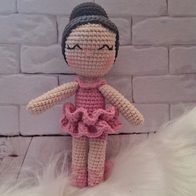 Boneca Bailarina - crochê amigurumi bordado