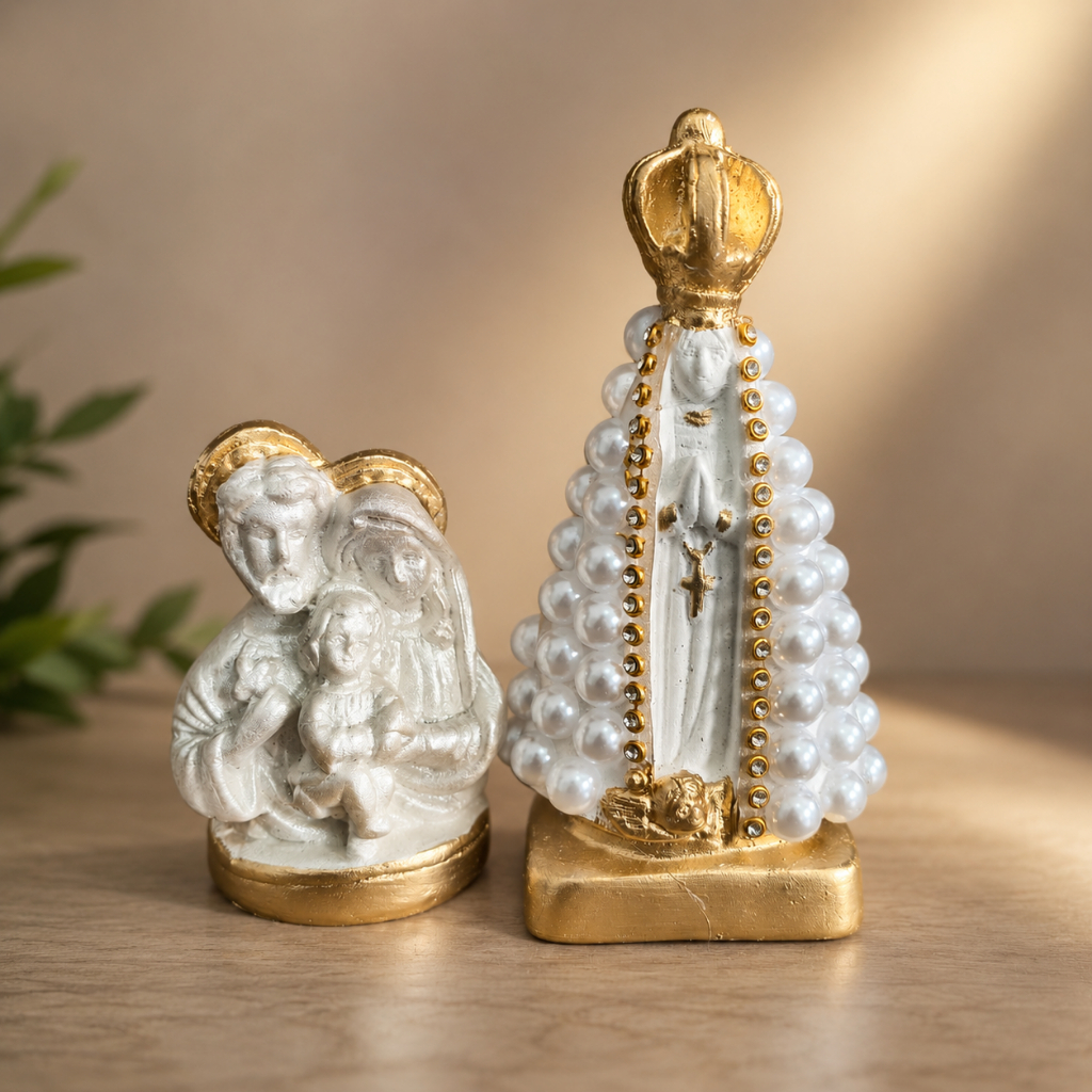 Kit Sagrada Família 6cm + Nossa Senhora Aparecida 10cm com Pérolas Imagem Religiosa Católica