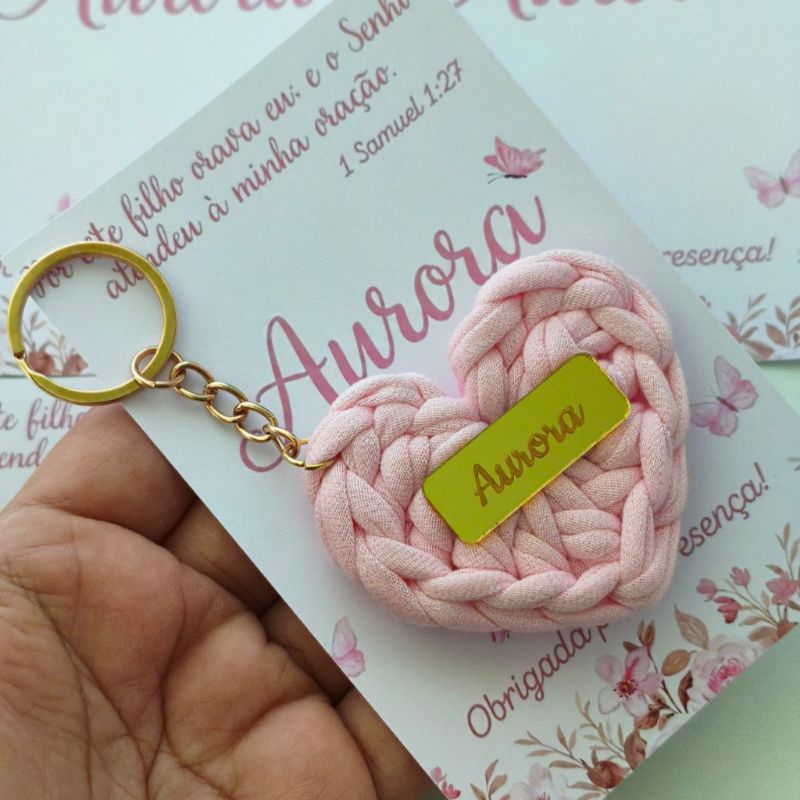 Chaveiro coração de crochê com TAG acrílica+ cartão personalizado para lembrancinha maternidade/chá de bebê/ aniversário