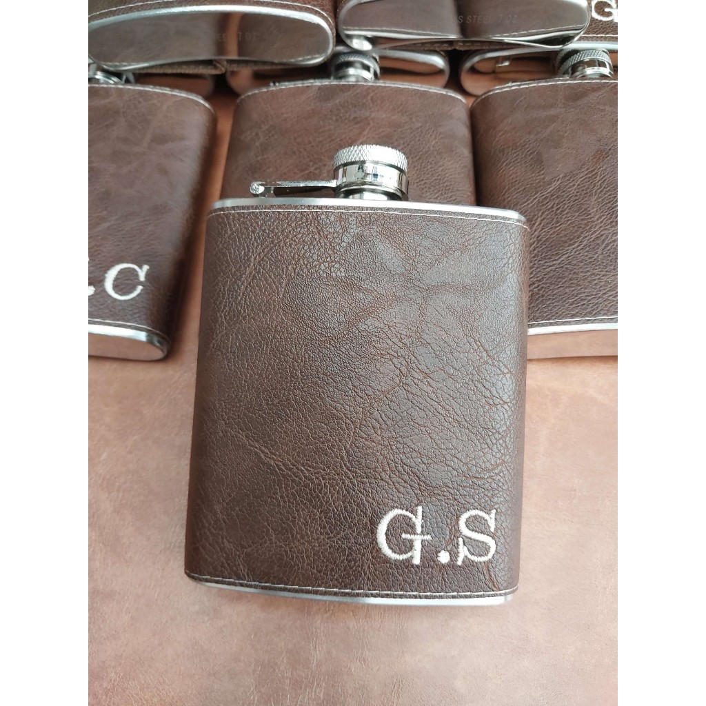 Porta Whisky Personalizado em Couro Sintético | Cantil Inox Masculino com Iniciais