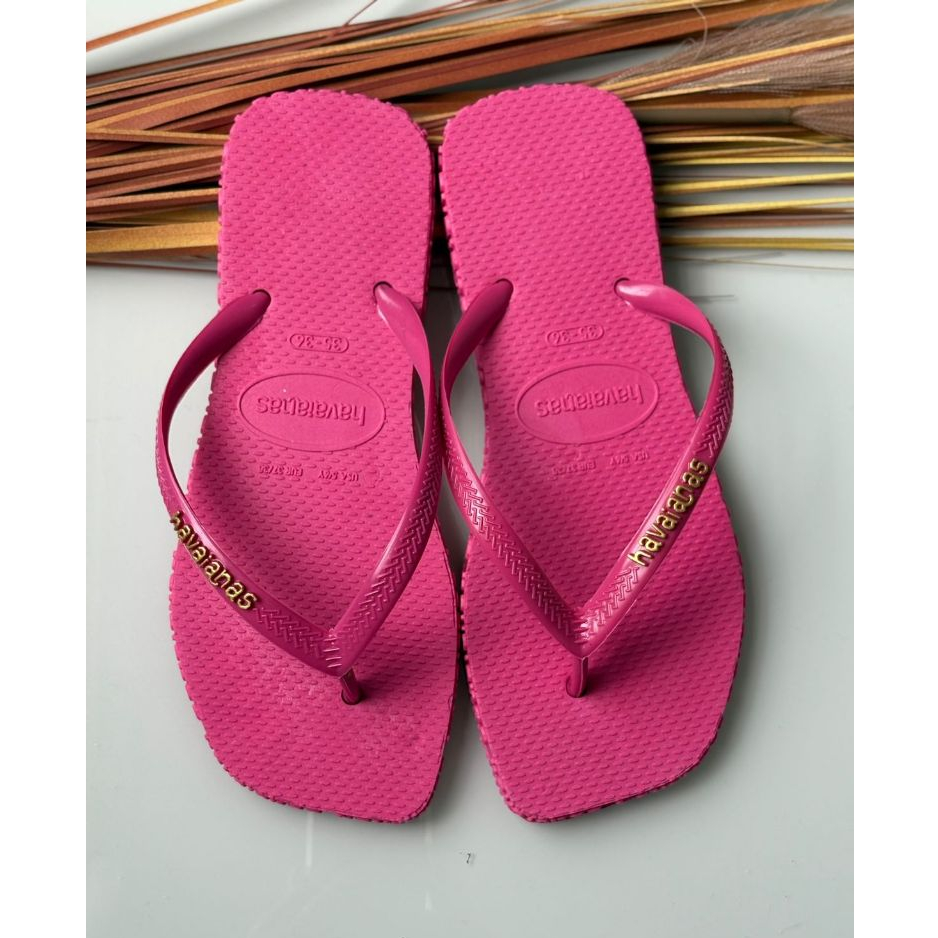 CHINELO DE DEDO FEMININO  BICO QUADRADO  BASICO DETALHE NA LATERAL