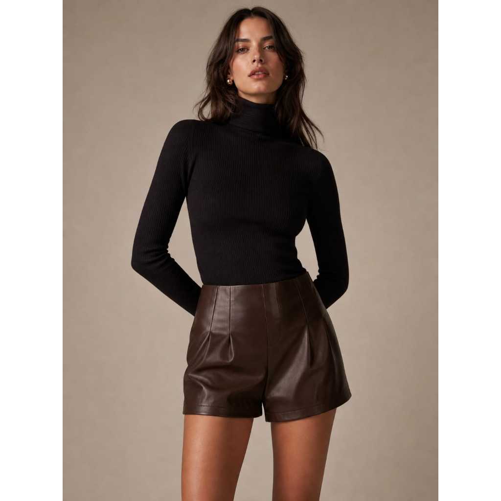 SHORT DE COURO PU COM CIPER LATERAL