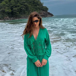 Conjunto de saída de praia feminino: cardigan e calça pantalona, adornado com detalhes em renda, estilo boêmio.