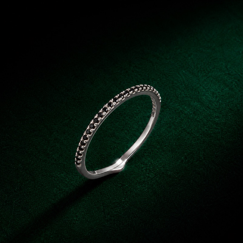 Anel Feminino Ônix Cravejado em Prata 925