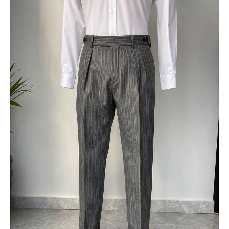 Calça Social Masculina Premium Risca De Giz Alfaiataria Com Ajustadores Laterais, Pregas E Cintura Regulável