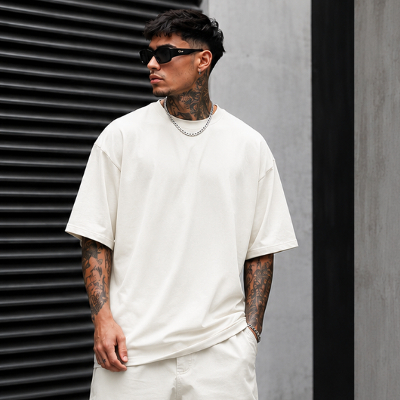 Camiseta Oversized Básica Lisa Streetwear Feminina Masculina Confortável Algodão Premium Tendência