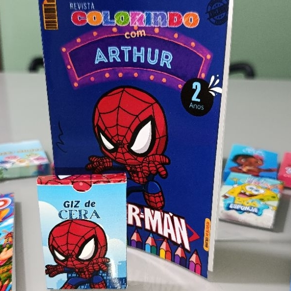 Lembrancinha Aniversário Livro de Colorir com Mini Giz de Cera e Lapela Temas Variados -Tam. 10x14cm