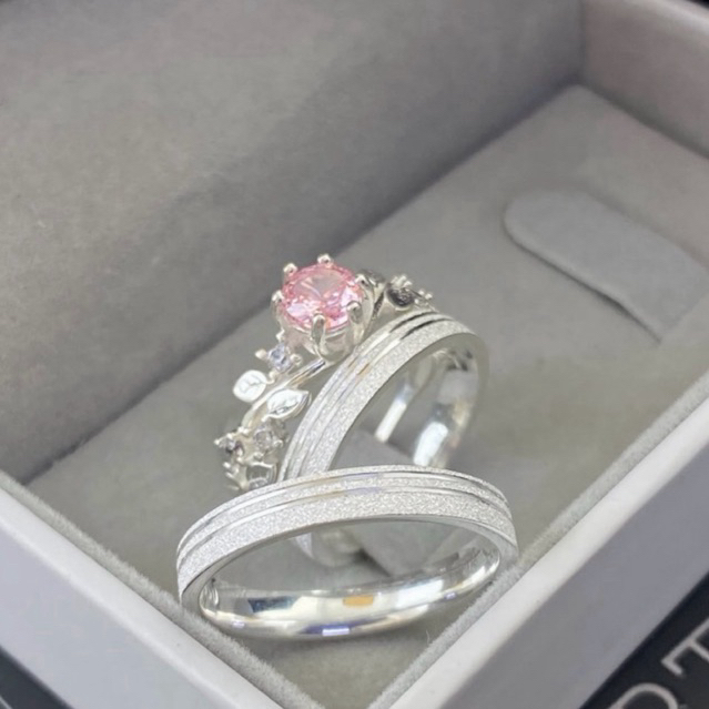 Par de Alianças de Compromisso em Prata 950 Fosca Diamantada com Solitário Flowers Rosa — imagem 2 de 2