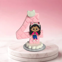 Vela de Aniversário Gabby em Biscuit Rosa com Aplique | A Casa Mágica da Gabby| Pronta Entrega