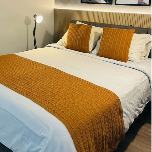 Kit Manta Peseira Tricot Trança Premium + 2 Capas Almofadas Para Cama Casal, Queen, King e Sofá
