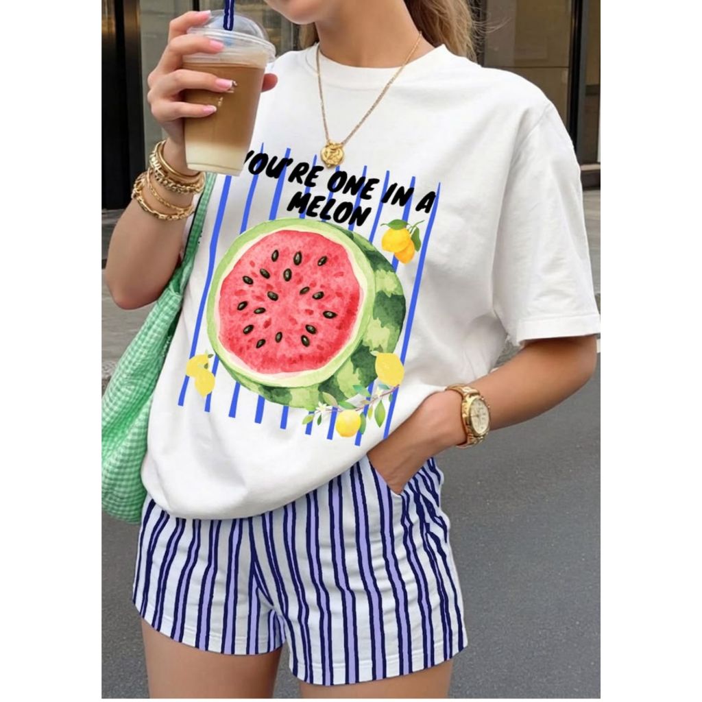 Camiseta Feminina Estampado com: One in a Melon - Básica Moderna 100% Algodão Manga Curta Gola Redonda Confortável