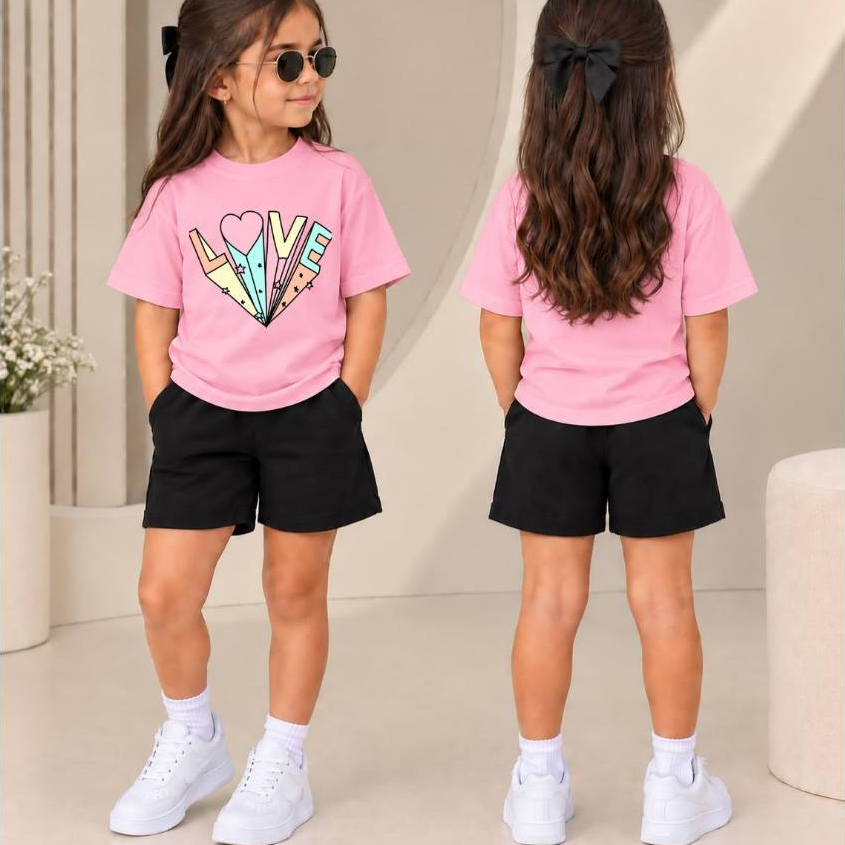 Menina Estilosa Conjunto Infantil Feminino Camiseta Básica Estampa Love Colorida + Bermuda de Moletom para Passeio