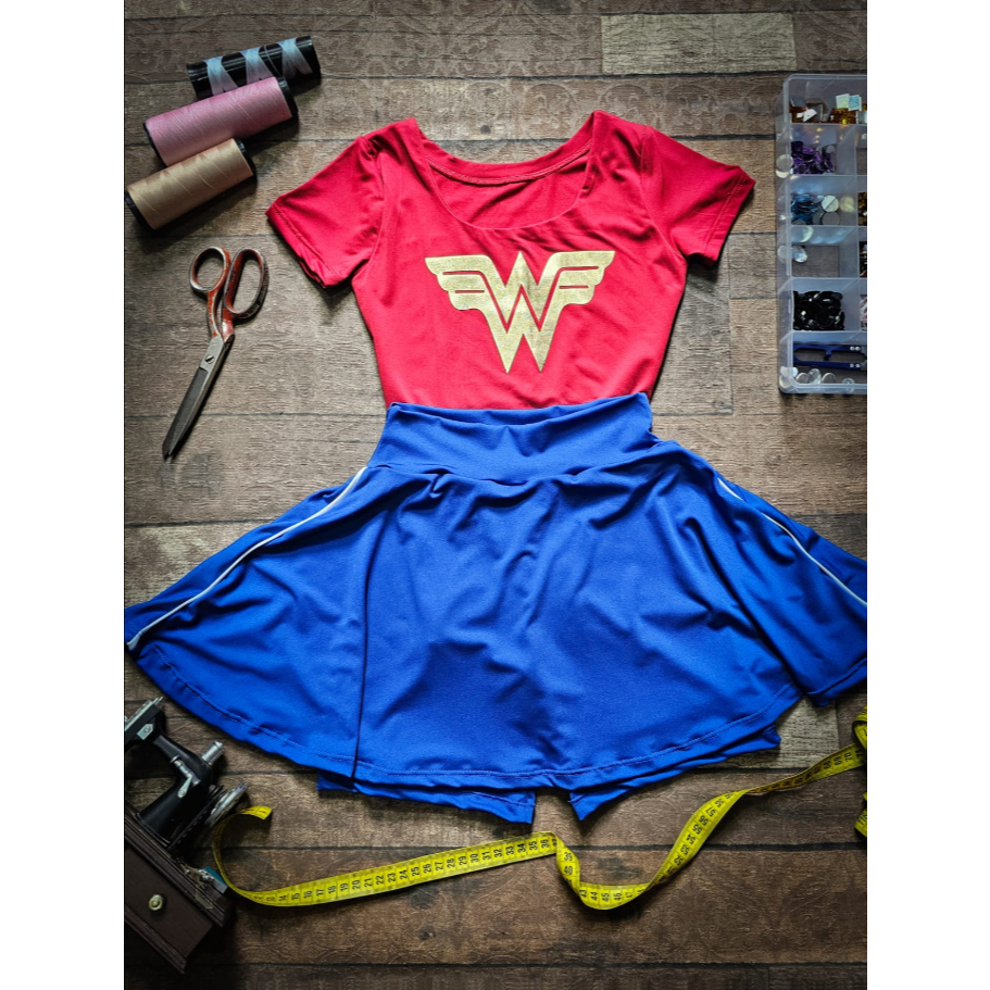 Fantasia malha microfibra Mulher Maravilha Adulto e infantil com manga em Oferta na Shopee