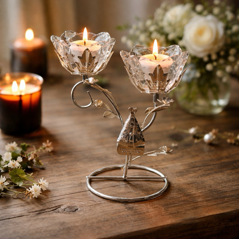 Castiçal Nossa Senhora Aparecida Flor 17,5 cm Prata com Vela em Metal Enfeite Porta Vela Decorativo