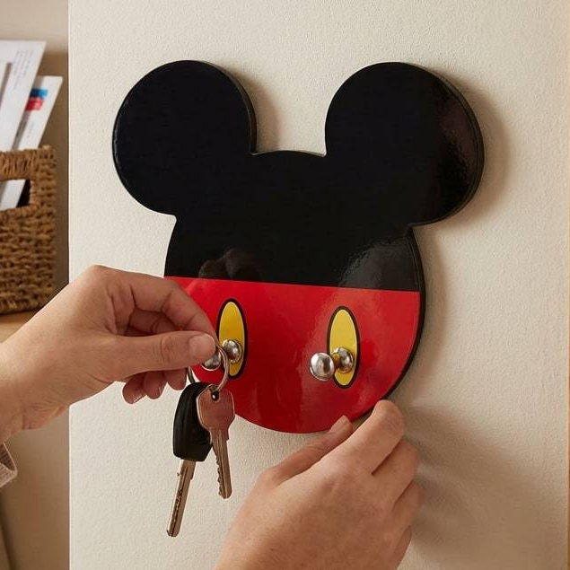 Porta Chaves de Parede Mickey MDF 6mm Com 2 Ganchos Em Metal e Fita Dupla Face