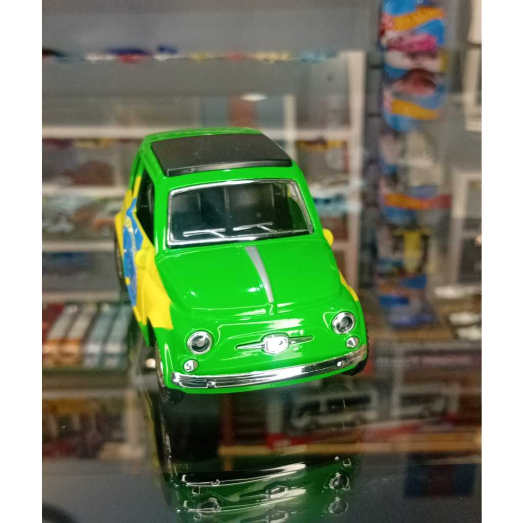 Miniatura Carrinho Metal escala 1/36 Fiat 500 Seleção Brasileira abre as portas