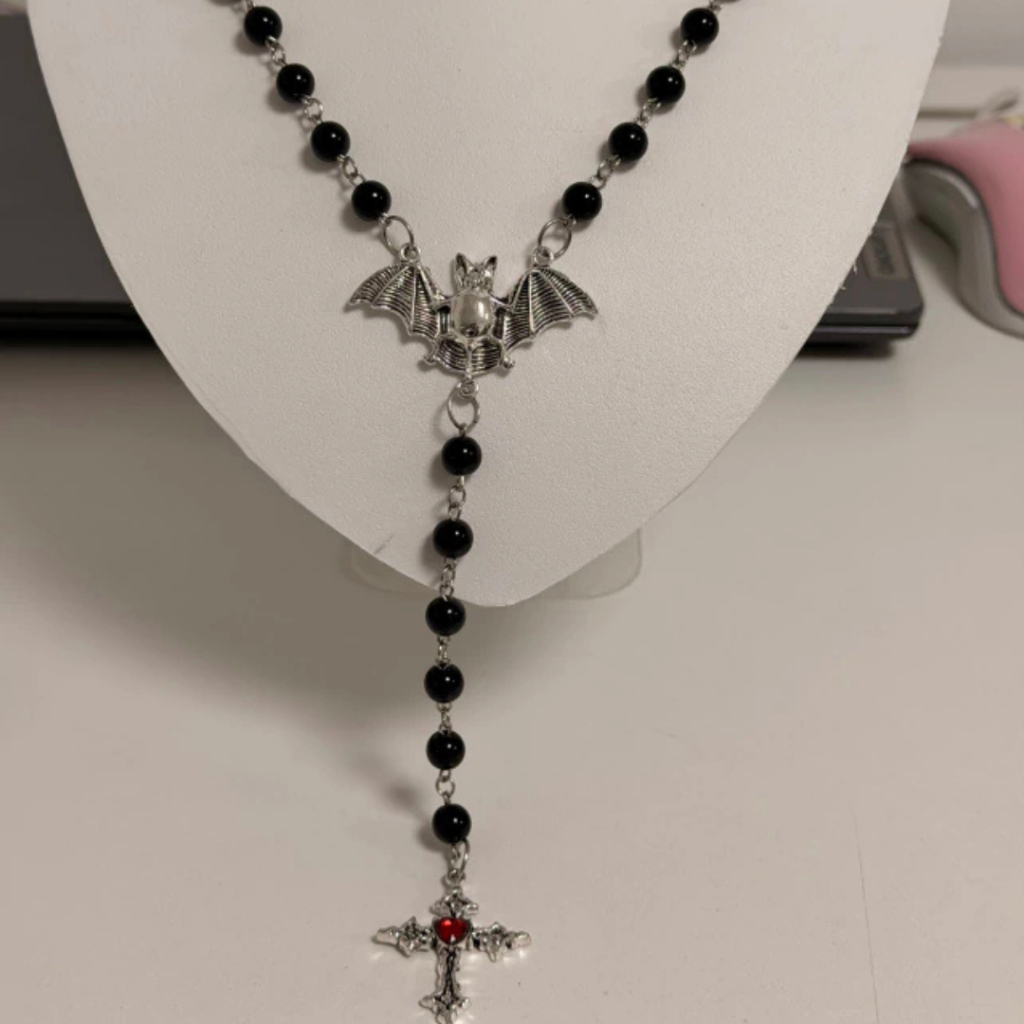 Terço Goth de Morcego com Cruz prata - Terço GothcDark bolinha preta com Morcego com Cruz