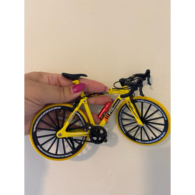 Miniatura de bicicleta bike amarela de metal coleção colecionável mountain bike triatlon brinquedo.