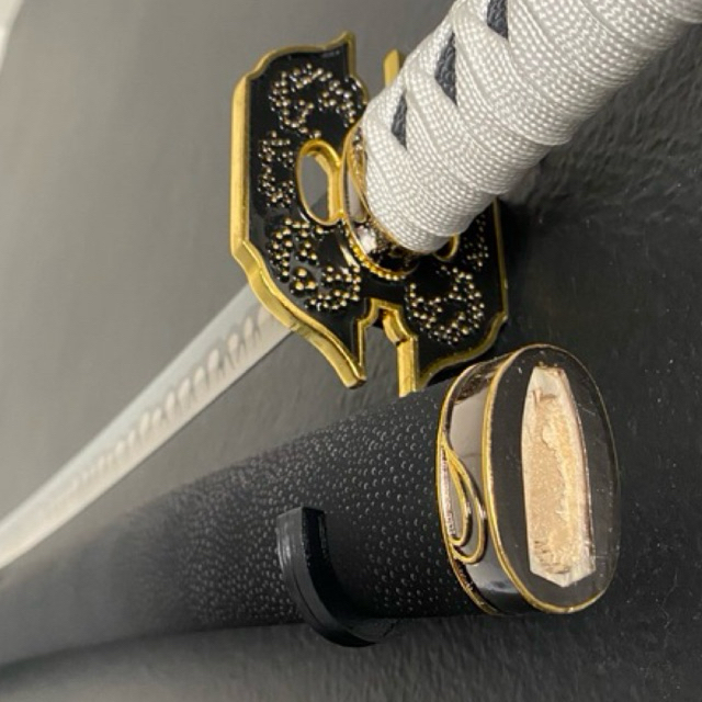 Suporte de Parede para Katana – Expositor Decorativo (PAR) + Parafusos e Buchas para Fixação Inclusos