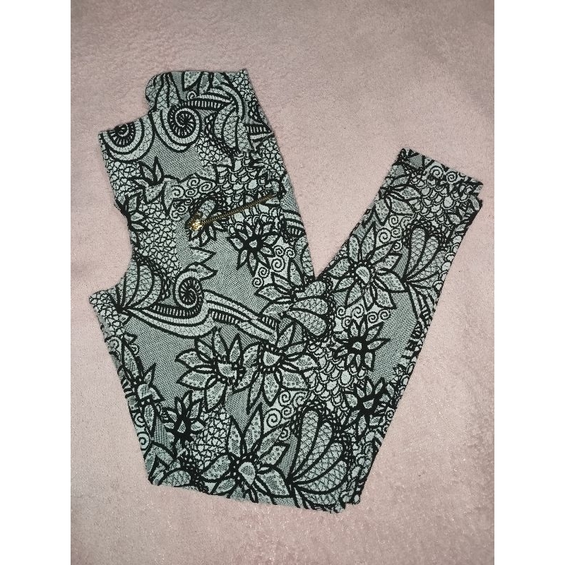 Legue montaria estampada, tecido grosso, veste 34.