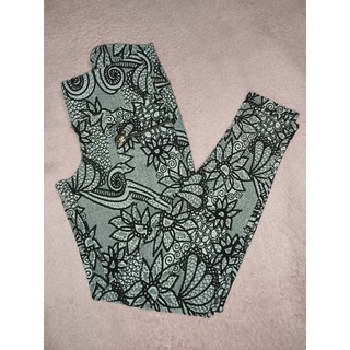 Legue montaria estampada, tecido grosso, veste 34.