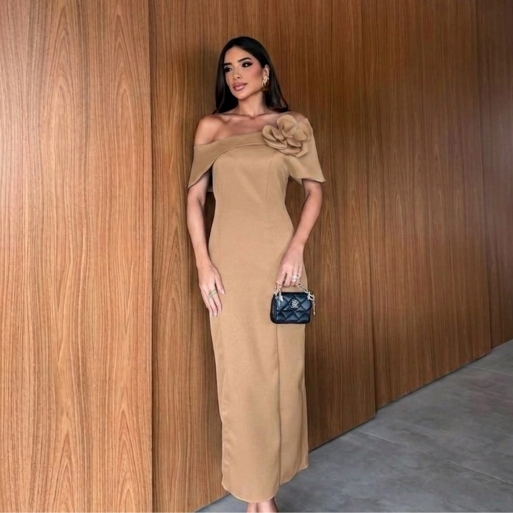 Vestido Midi Alfaiataria Jasmine Ombro a Ombro Detalhe de Flor Elegante de Festa com Fenda Nude