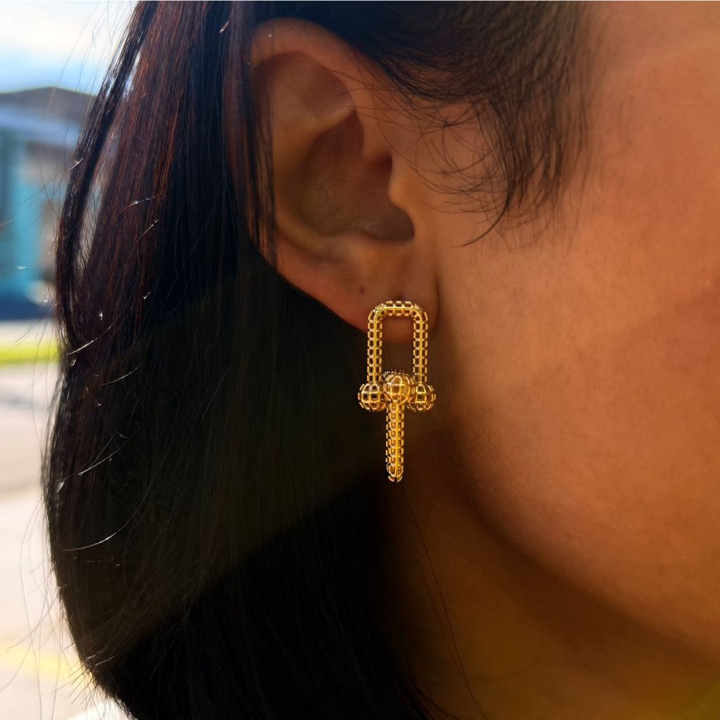 Brinco Feminino de Luxo Fixo Furadinho Semijóia Banhada a Ouro 18k ou Prata 925