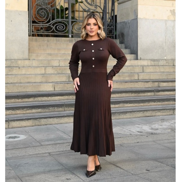 Vestido feminino midi plissado rodado manga longa detalhe botão frontal elegante sofisticado luxuoso inverno confortável