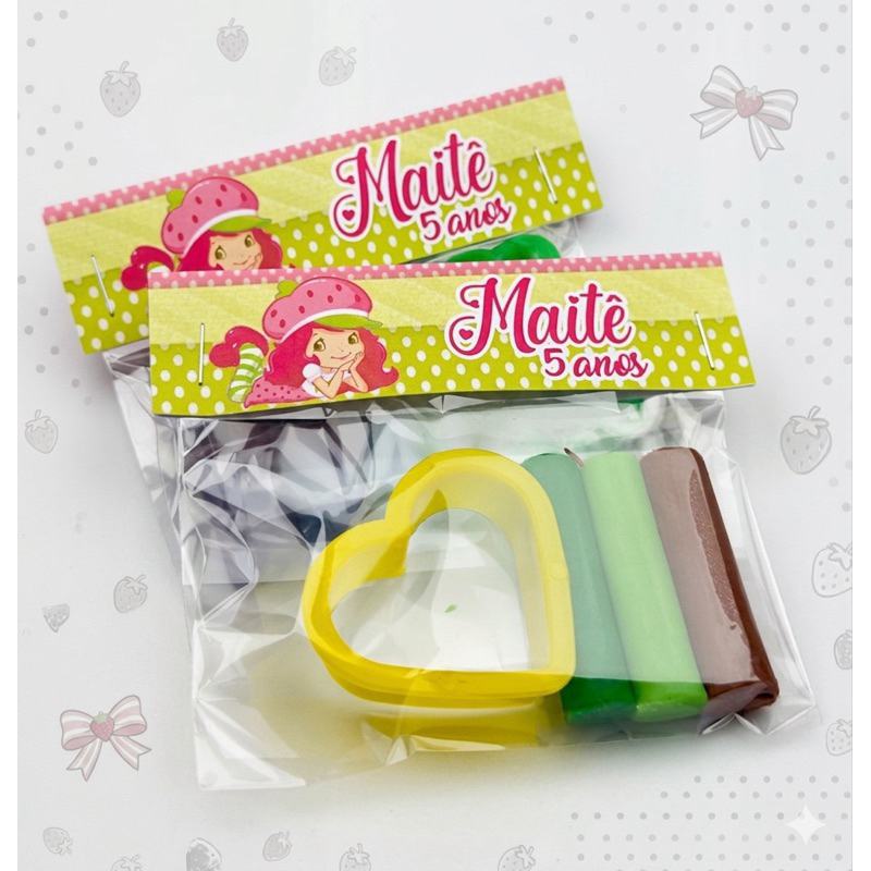 KIT LEMBRANCINHA MORANGUINHO MASSINHA + CORTADOR PERSONALIZADO/LEMBRANCINHA DE FESTA / ANIVERSÁRIO / MORANGO