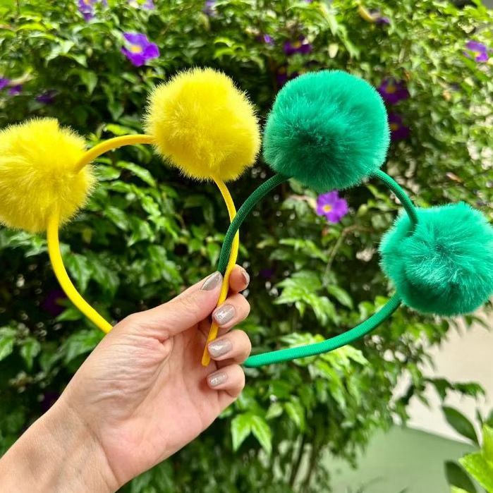 Tiara Pompom Menina Azul Verde Amarelo Copa do Mundo Fantasia Infantil