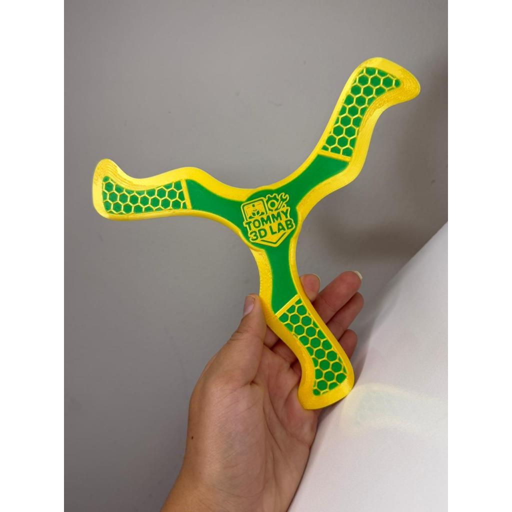 Bumerangue Esportivo Premium Verde e Amarelo 3D – Longo Alcance e Retorno Preciso
