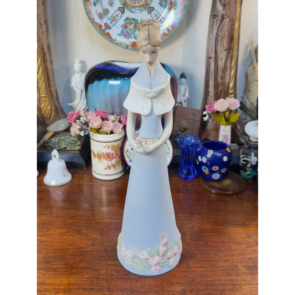 ESCULTURA ANTIGA DAMA COM FLORES EM PORCELANA ROYAL DUX