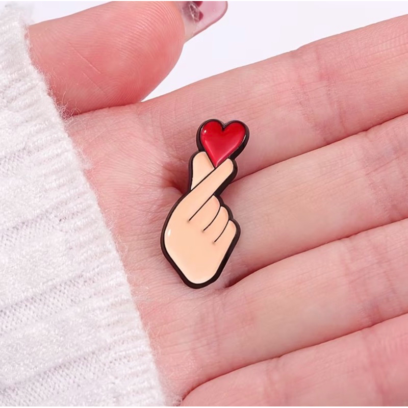 Broche Pin Coração Coreano Finger Heart Kawaii Metal Mochila Boné Estojo Camisa